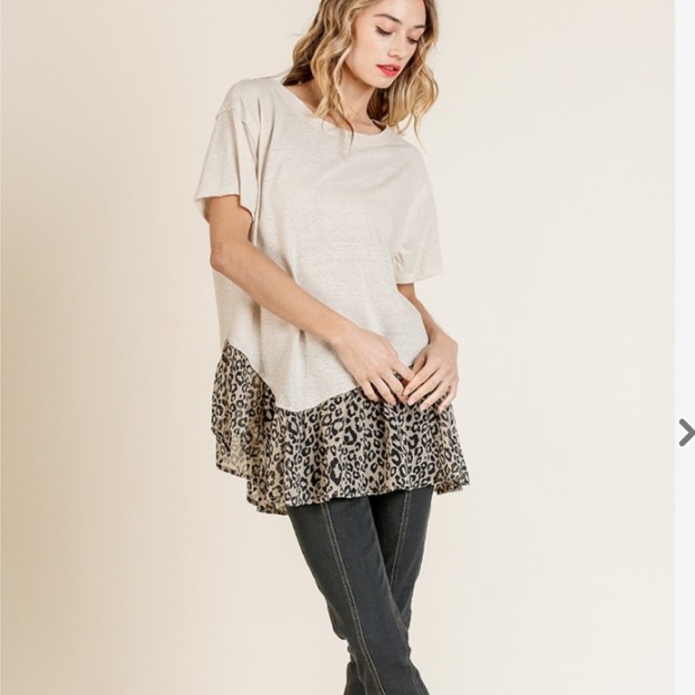 UMGEE ANIMAL PRINT RUFFLE ASYMMETRICAL HEM S/S TOP